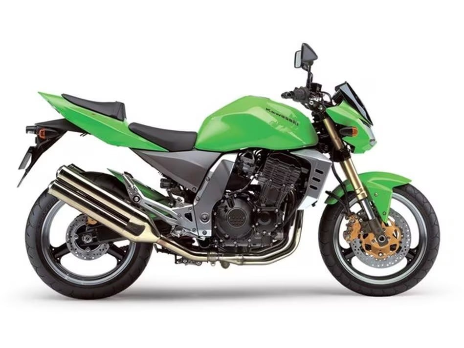 <div class='descrGalleryTitle'>Z 1000 2003</div><div class='descrGalleryText'><p>Arrivò nel 2003 dopo circa quindici anni di latenza della stirpe, inaugurando la <b>nuova generazione di naked Z</b> che vive ancora oggi. Dopo che la Ducati Monster aveva inaugurato il filone delle naked moderne, la Kawasaki Z 1000 fu forse <b>la migliore risposta dal Giappone:</b> una maxi naked sportiva che ereditava il motore della carenata Ninja ZX-9R, maggiorato sino a 953 cc quando la Ninja si fermava a 899. L’alimentazione era a iniezione e le prestazioni erano di <b>127 cavalli e 95 Nm</b>: valori di tutto rispetto in un periodo storico in cui le hyper naked non esistevano ancora. La Z 1000 si trovava a fare i conti sì con la Aprilia Tuono, 1.000 bicilindrica, ma anche con moto meno agguerrite, tipo Honda Hornet 900 e Yamaha Fazer 1000. Al di là del propulsore esuberante, la Z 1000 presentava <b>componentistica di buon livello</b>: la ciclistica si basava su un telaio in alluminio, abbinato a forcella rovesciata da 41 regolabile in precarico e ritorno e a mono ammortizzatore con link anch’esso regolabile in precarico e ritorno; l’impianto frenante prevedeva due dischi anteriori da 300 mm con pinze assiali. Ma è stata soprattutto <b>l’estetica della Z 1000 a fare storia</b>, con le sovrastrutture essenziali e la mascherina che ricordava due occhi accigliati, family feeling in parte mantenuto ancora oggi. Da segnalare anche <b>i quattro terminali cromati, </b>citazione della mitica Z1 del 1973.</p>
</div>